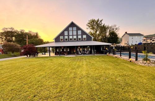 Roscoe House | Waterfront Resort Escape