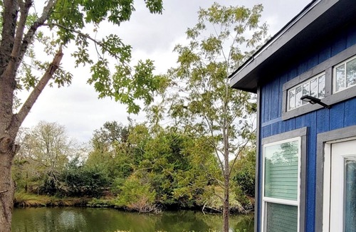 Baytown Apartment | Waterfront studio in amazing bay view with AC, WiFi