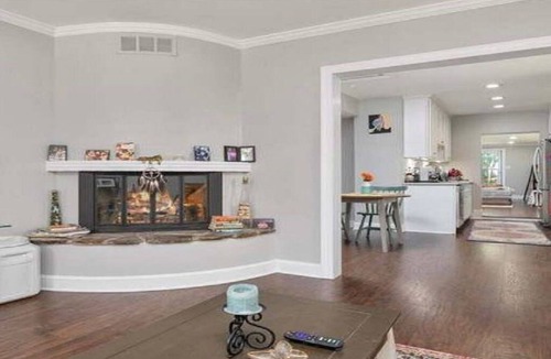 Parkville House | Welcome Hon near Baltimore /Pickleball, Fireplace