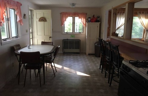 Roxbury Cottage | Welcoming 4-bedroom waterfront cottage with WiFi in charming Byron private beach