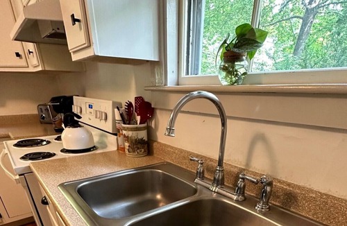 Concord Cottage | West End English Cottage - Centrally Located in the Capital City