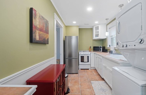 East Greenwich Cottage | Weymouth Hill Station. Hillside cottage retreat with water views
