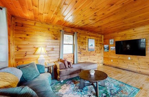 Barton House | Whispering Pines Retreat