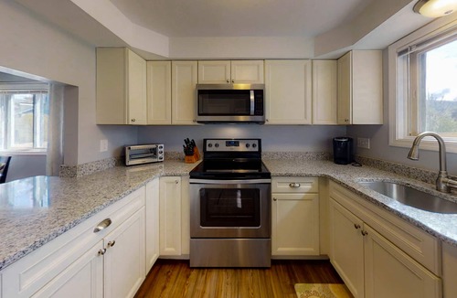 North Woodstock Condo | White Mountains townhome walk to Pemi River and downtown, 1 mile to Lincoln!