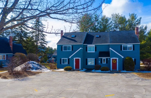 North Woodstock Condo | White Mountains townhome walk to Pemi River and downtown, 1 mile to Lincoln!