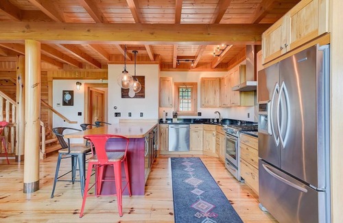 Intervale House | Wild View Lodge, Picturesque mountain escape, Hot Tub, Spacious living room