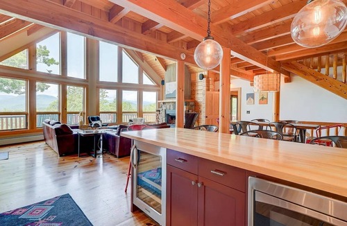 Intervale House | Wild View Lodge, Picturesque mountain escape, Hot Tub, Spacious living room