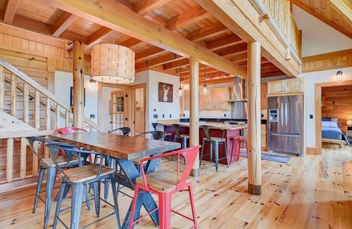 Intervale House | Wild View Lodge, Picturesque mountain escape, Hot Tub, Spacious living room