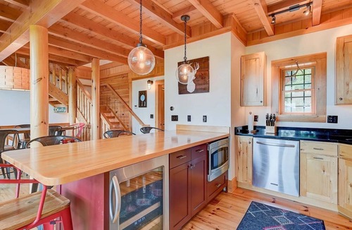 Intervale House | Wild View Lodge, Picturesque mountain escape, Hot Tub, Spacious living room