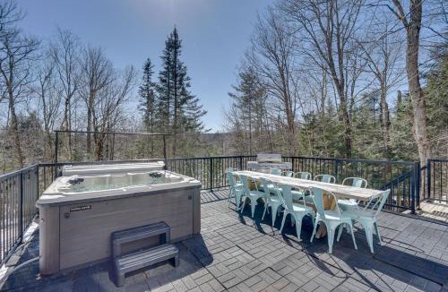 Wilmington House | Wilmington Chalet with Hot Tub Less Than 8 Mi to Mount Snow!