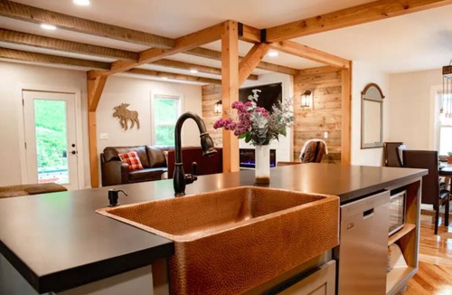 Wilmington House | Wilmington Family Retreat! -Hot Tub-King Beds- Air hockey-Nerf gun Fun