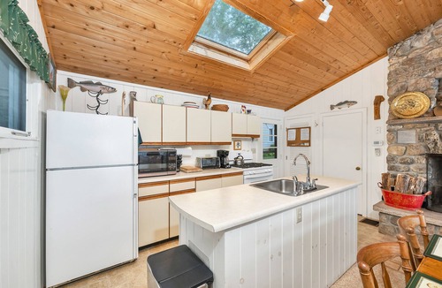 Meredith House | Winnipesaukee House and Guest House Sleeping 8