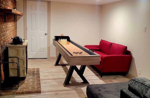 Mendon House | Winter Lore – 4BR Mountain Getaway w/Hot Tub, Game Room & Pet-Friendly Vibes!