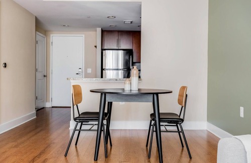 Mount Vernon Triangle Apartment | Wonderful Mt Vernon 1BR w/Gym & Roof Pool, nr Dining, by Blueground