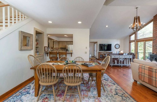 Quechee House | Wood-Burning Stove, Great for Families - Z1040*