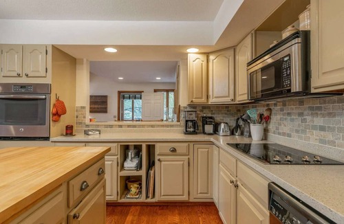 Quechee House | Wood-Burning Stove, Great for Families - Z1040*