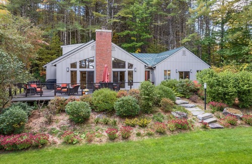 Quechee House | Wood-Burning Stove, Great for Families - Z1040*
