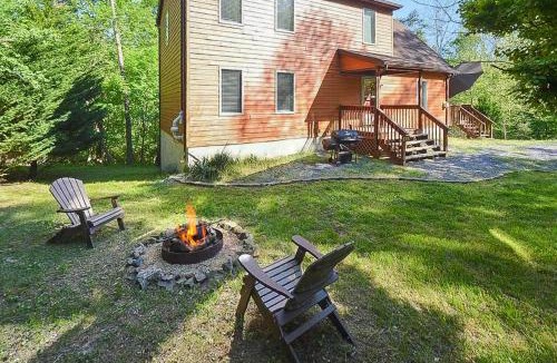 Berkeley Springs House | Wooded Cabin Escape w Fire Pit & Family Ready