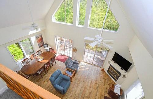 Berkeley Springs House | Wooded Cabin Escape w Fire Pit & Family Ready