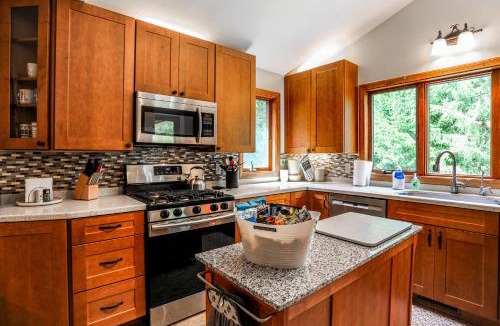 Edinboro House | Wooded Retreat on 5 Acres 6 Mi to Edinboro Lake!