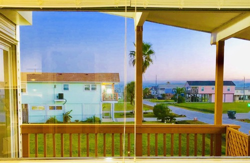 Galveston House | Year round paradise for fishing and beach goers alike .