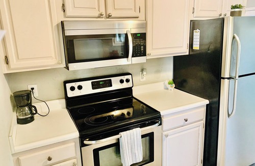 Terry Sanford House | ⁂Your Cozy Home-Minutes to Base, 15min to Downtown ⁂