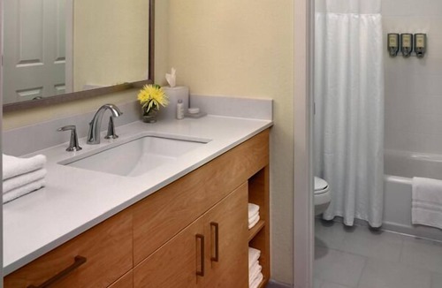 Monmouth Junction Hotel | Your Home Away From Home! Pet-Friendly, Seasonal Pool, Minutes to Quarry Park