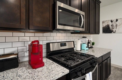 Iowa Colony House | Your Houston Getaway - Fresh & New 3/2