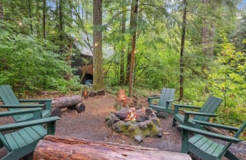Rhododendron House | ZigZag Basecamp · Cozy Cabin Perfect for Nature Escapes w/Hot Tub