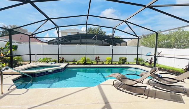 Cozy Palms Villa: 4BR, 3BA Home, South-Facing Pool & Spa – 25 Mins to Disney!