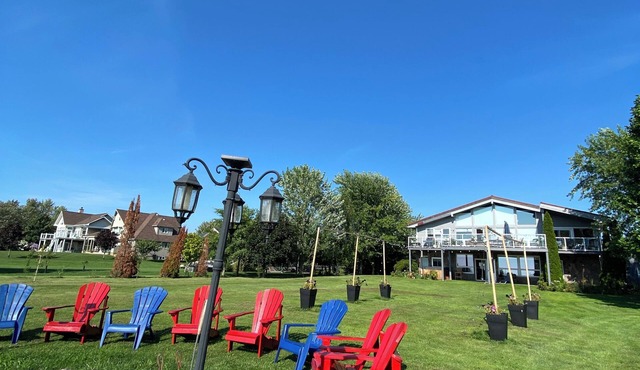Huron waterfront cottage 6 Bdrm/3 Bths12+guests/Hotub/2pets/beach.