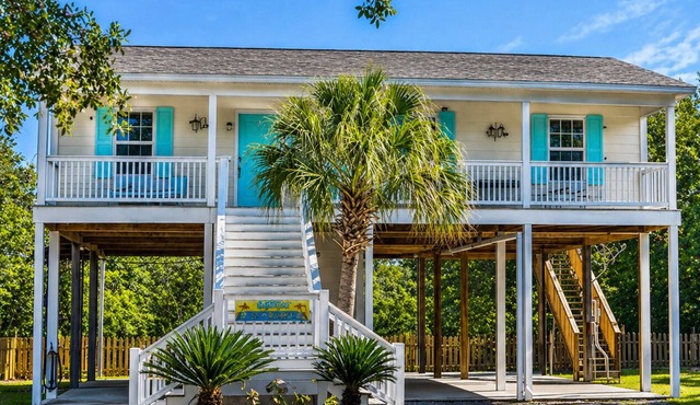 Tranquil waterfront 3-bedroom, 2 Bath house located in lovely Pass Christian