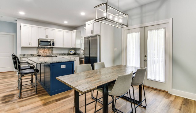 Walk to Beach & Harbor: Dtwn Pass Christian Home