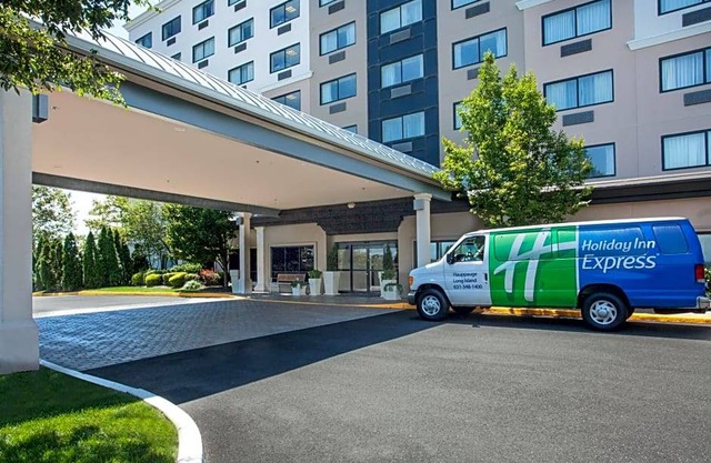 2-Star Hotel ∙ Holiday Inn Express Hauppauge-Long Island, an IHG Hotel
