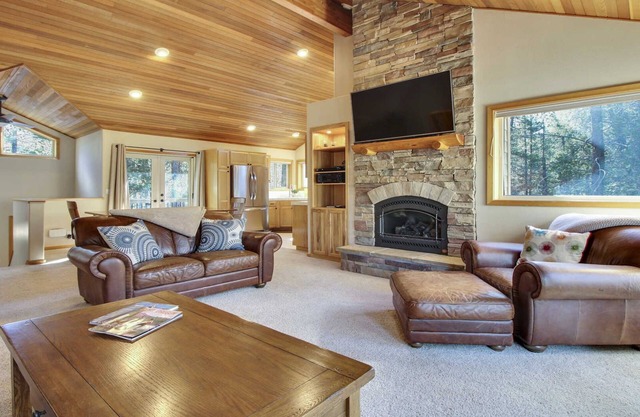 20 East Butte-Sunriver, Oregon: Hot Tub, BBQ, WiFi, SHARC Aquatics, Tubing Hill, Mt. Bachelor, Golf, Deschutes River, Tennis, Bike Paths
