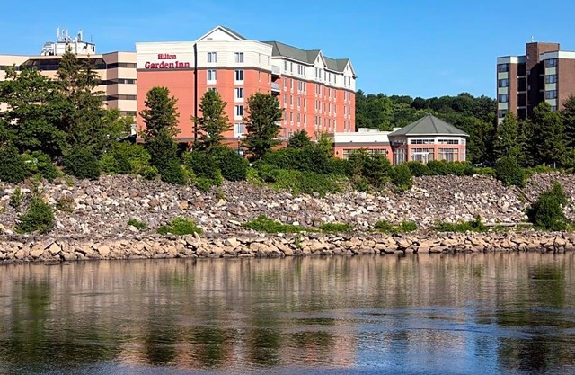 3-Star Hotel ∙ Hilton Garden Inn Auburn Riverwatch