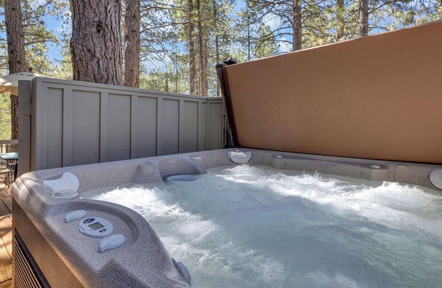 Air conditioning, private hot tub, 3 bed, 2 bath, walking distance to Mall