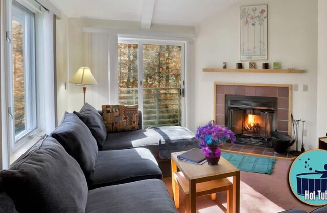 Beautiful condo with fireplace, on site spa & fitness center Woods Resort 26