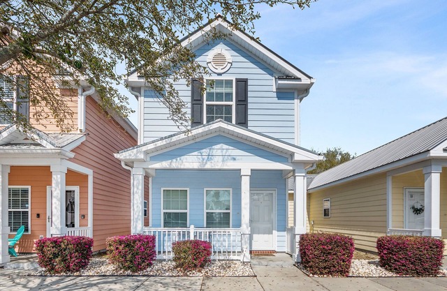 Beautiful Cottage w/Pool, Steps to Beach, Free WiFi and parking