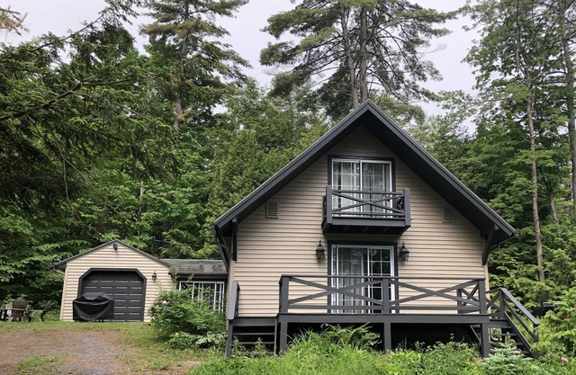 Beautiful Home in Bolton Landing. Short walk to town & beach!