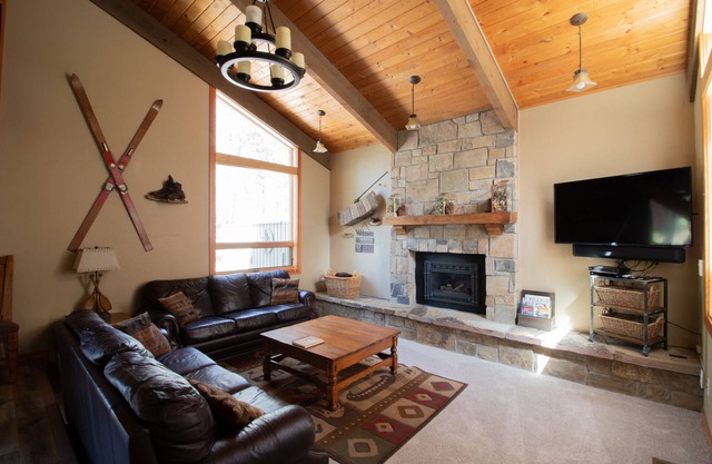 BEST LOCATION! 10 SHARC Pass /AC / WIFI / HUGE Kid Bunk Room / Hot Tub / Bikes