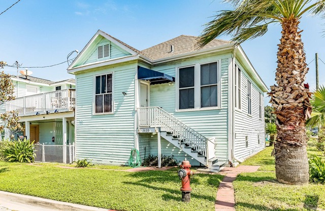 Bright Home 1 Block from the Beach/Sea w/Free WiFi, Shared Grill, & Central A/C