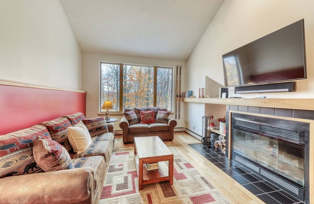 Charming, dog-friendly home with a private sauna, full kitchen, & furnished deck