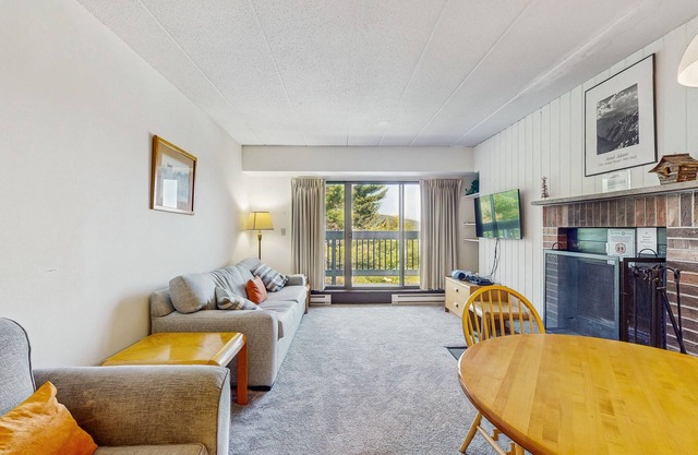 Clean & bright condo with mountain views & modern kitchen - walk to lifts
