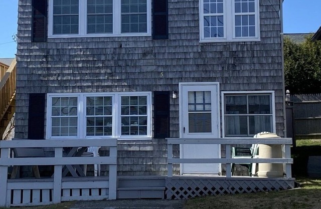 Come enjoy 7 miles of beaches in sunny OOB in this 2 bedroom condo!