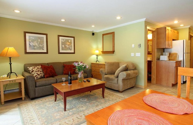 Cozy one bedroom Edgemont A1 condo on the shuttle route & ski back trail
