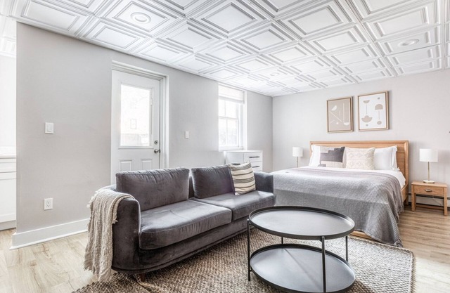 Dapper Back Bay Studio, Steps from Newbury St. w/patio by Blueground