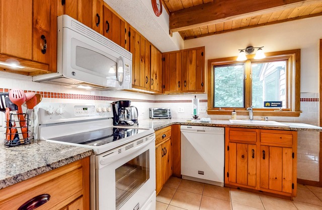 Family-friendly retreat w/furnished deck, gas grill, washer/dryer & shared pool