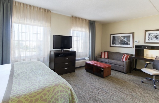 Free Breakfast Buffet + 20 Minutes from Niagara Falls! Pool & Hot Tub.