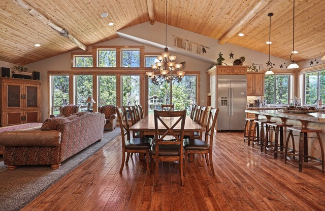 Gorgeous! Hot Tub, Theater Room, Golf Course, A/C, SHARC Passes, Bikes